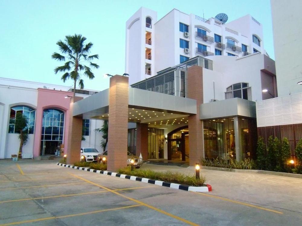 Mayflower Grande Hotel Phitsanulok Exterior photo