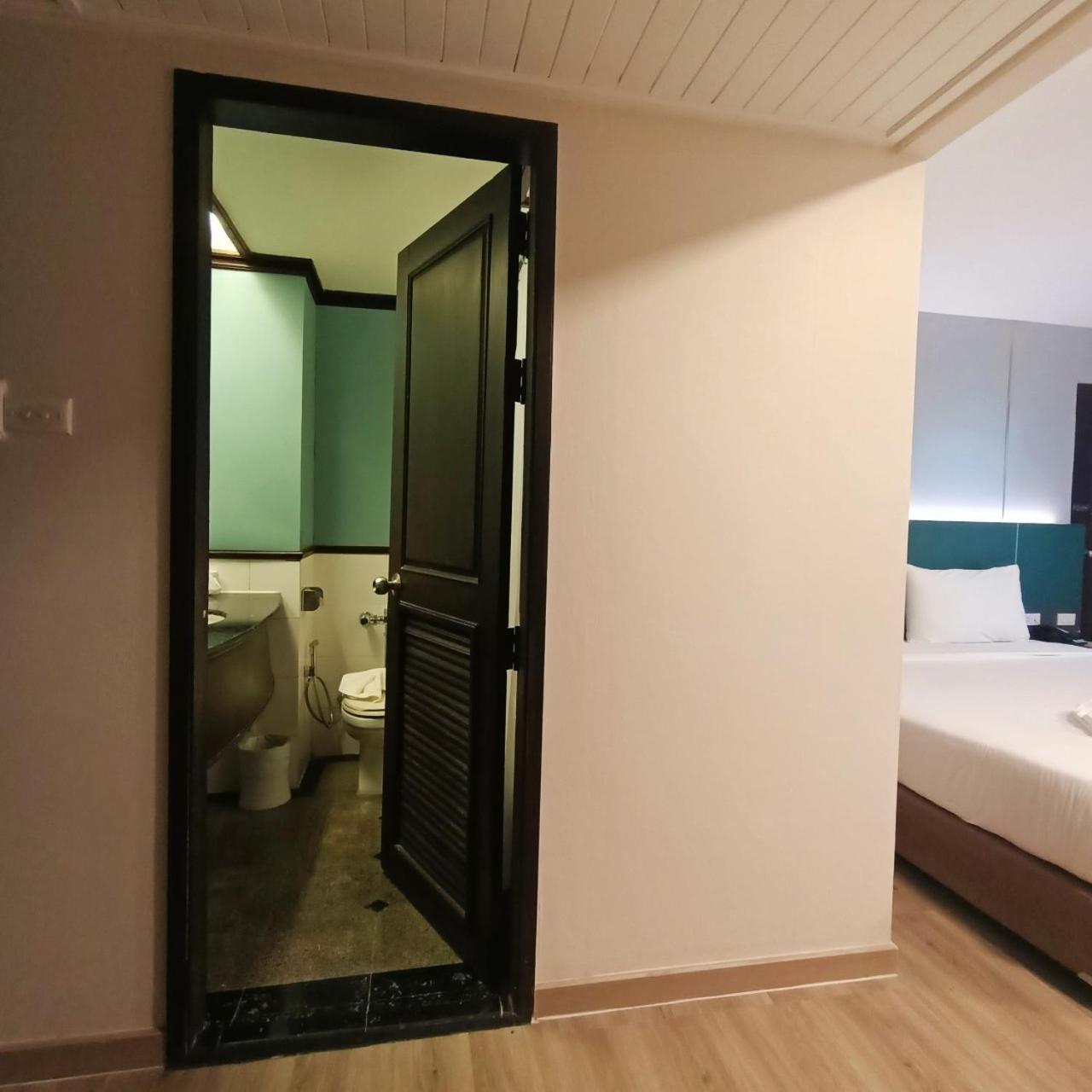 Mayflower Grande Hotel Phitsanulok Exterior photo